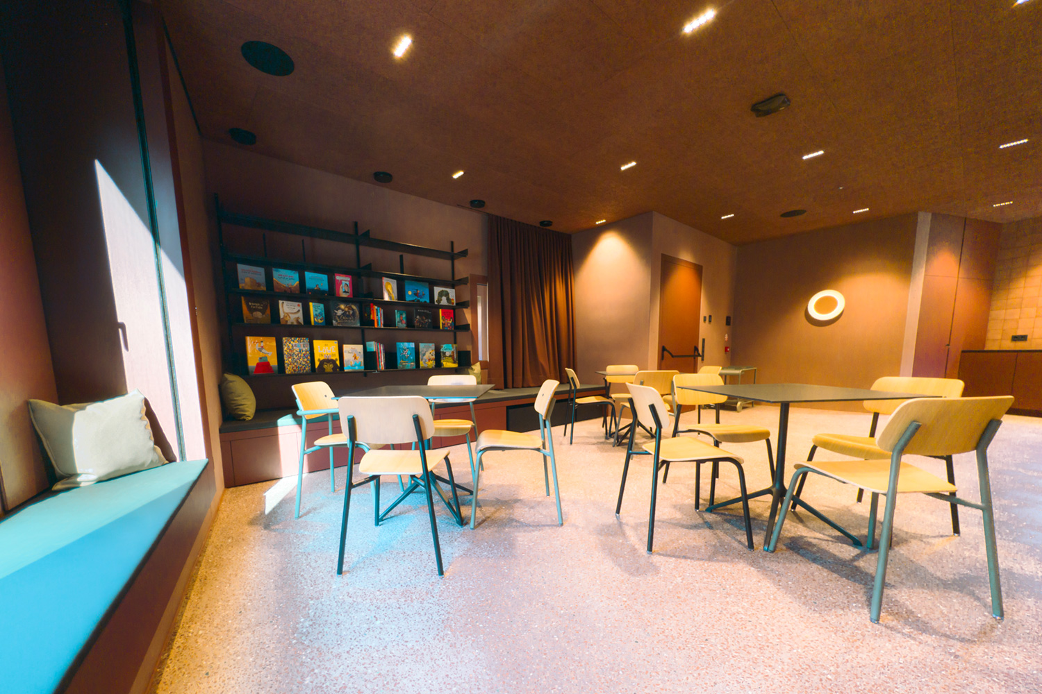 Mehrzweckraum mit Küche - Sala polifunzionale con cucina (20 m² / max. 42 P)
